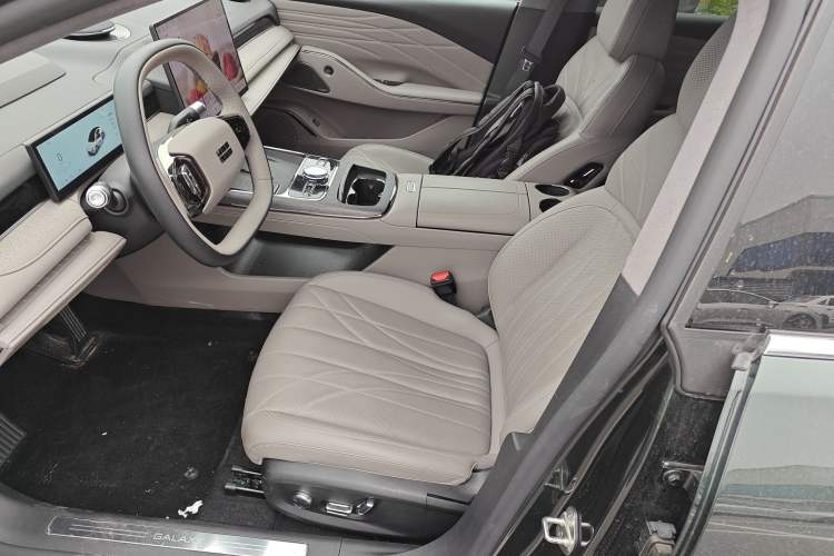 Used Geely Galaxy 8 2025 130km EM-P Starship Edition
