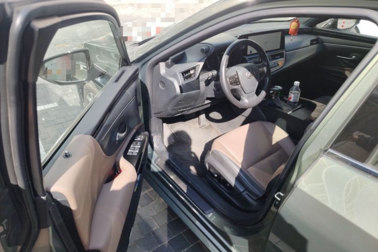 Used Lexus ES 2022 300h Excellence Edition Driver Seat