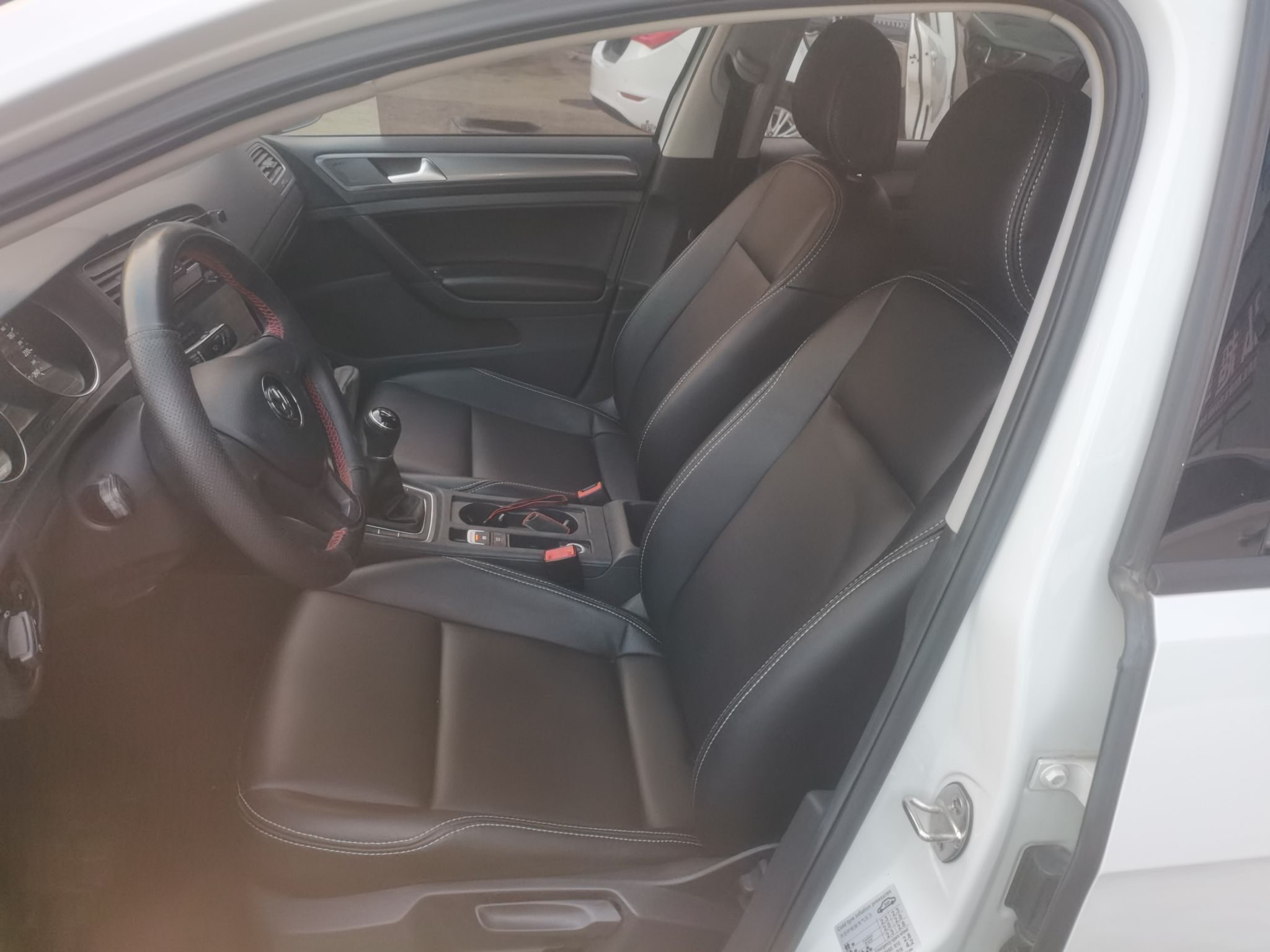 Переднее сиденье в автомобиле