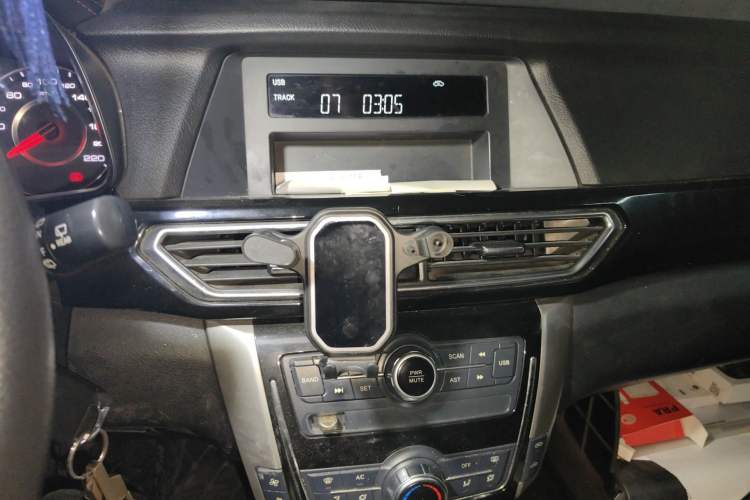 Used Zotye Domy X5 2016 1.5T Manual Elite 7-Seater China IV Standard Audio And AC Panel