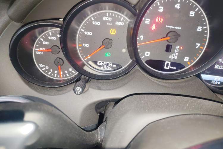 Used Porsche Cayenne 2016 Cayenne 3.0T Odometer Close Up