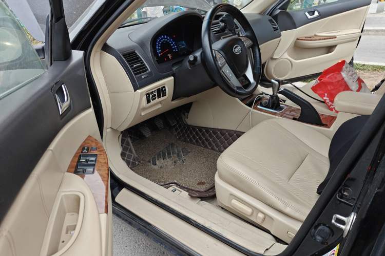 Used BYD G6 2013 2.0L Manual Luxury Version
