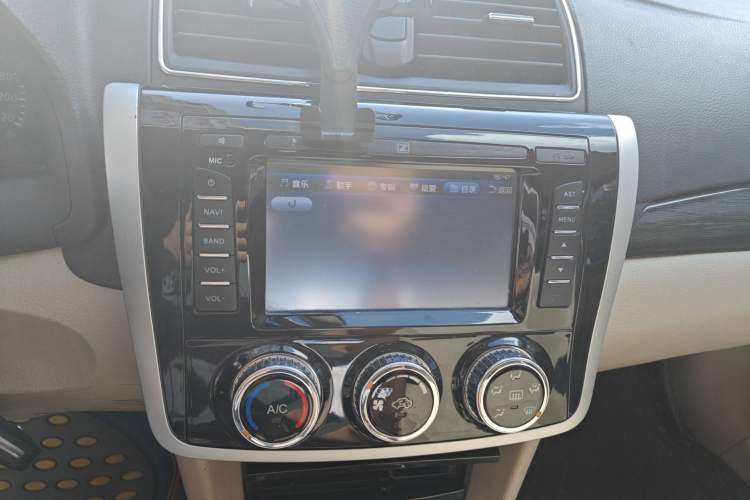 Used Zotye Z300 2016 New Vision 1.5L Manual Entry-Level Model