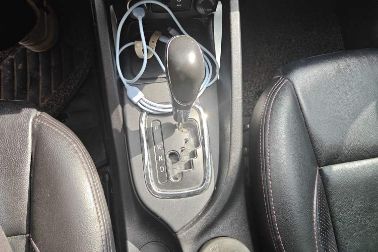 Used CHANGAN CS35 2015 1.6L Automatic Luxury Model China V Standard Gear Lever