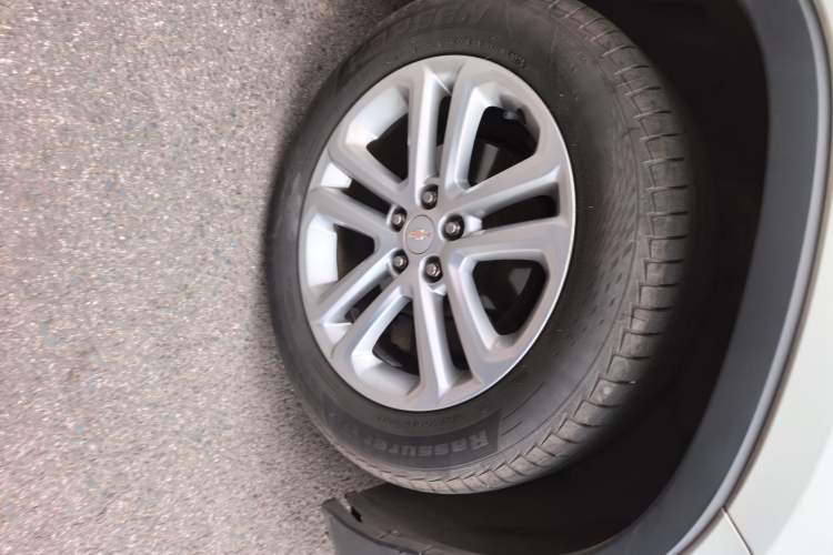 Used Chevrolet Trax 2016 1.4T Automatic Two-Wheel Drive Comfort Version with Sunroof Right Front Wheel Hub