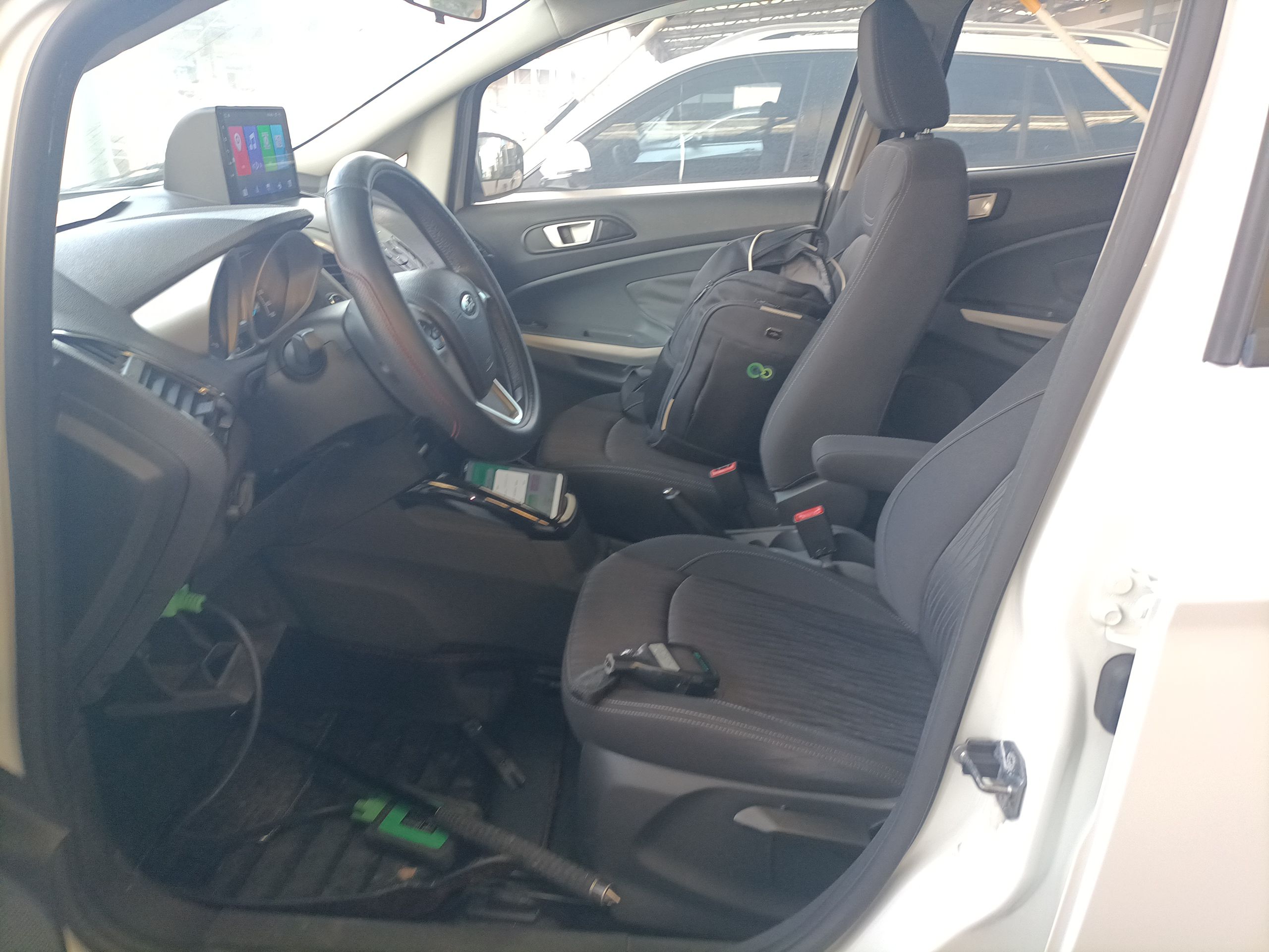 Переднее сиденье в автомобиле