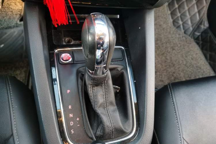 Used Volkswagen Sagitar 2017 1.6L Automatic Comfort Model Gear Lever