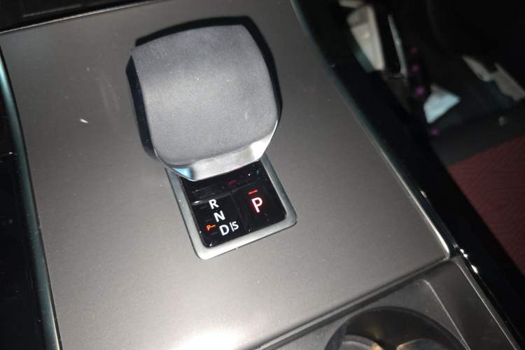 Used Land Rover Range Velar 2025 Dynamic HSE Gear Lever