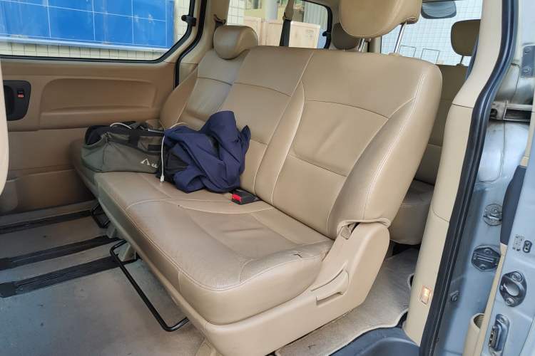 Used Hyundai H-1 Starex 2011 2.4L Luxury Edition Interior 4