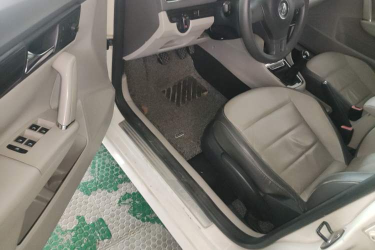 Used Volkswagen Gran Lavida 2013 1.6L Manual Comfort Model