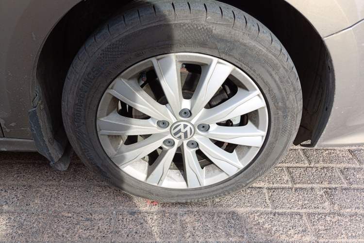 Used Volkswagen Sagitar 2015 1.6L Automatic Comfort Model Right Front Wheel Hub