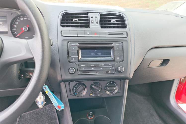 Used Volkswagen Polo 2014 1.4L Manual Fashion Edition Audio And AC Panel