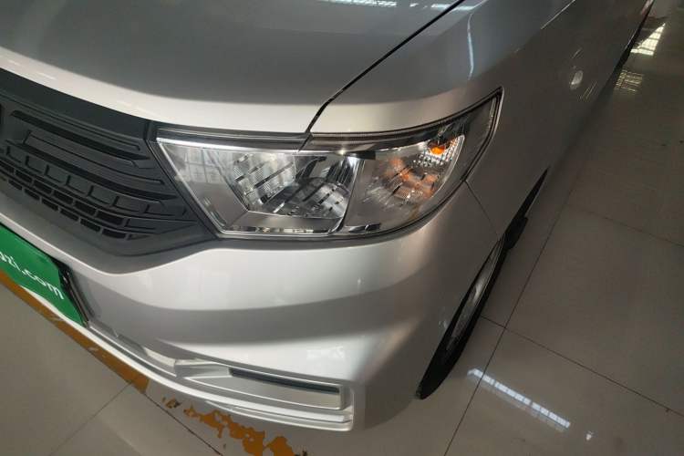 Used Wuling Hongguang V 2022 1.5L Jingqu Edition Enclosed-Window Vehicle with Electric Power Steering LAR