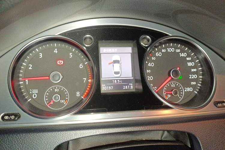 Used Volkswagen FAW-Volkswagen CC 2013 2.0 TSI Luxury Model Odometer Close Up