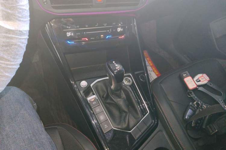 Used Volkswagen Tayron 2020 330TSI Two-Wheel Drive Luxury Smart Connectivity Version Gear Lever