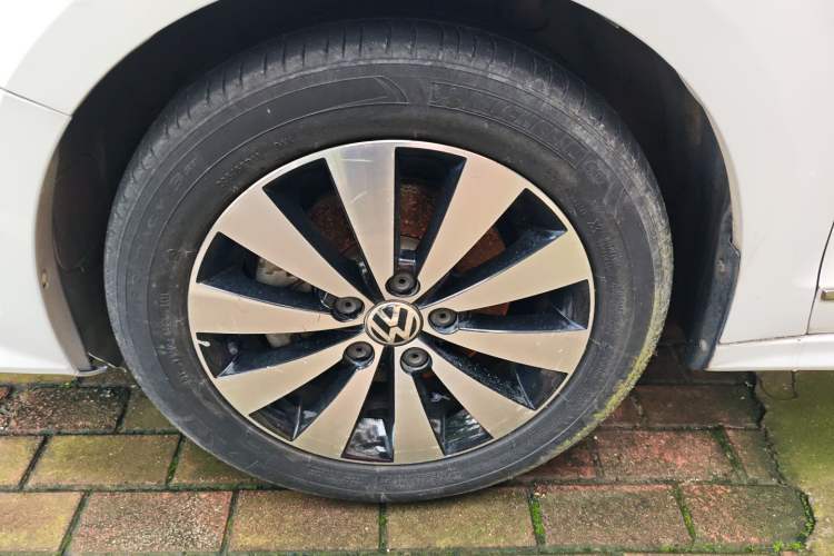 Used Volkswagen Sagitar 2015 230TSI Automatic Luxury Model Left Front Wheel Hub