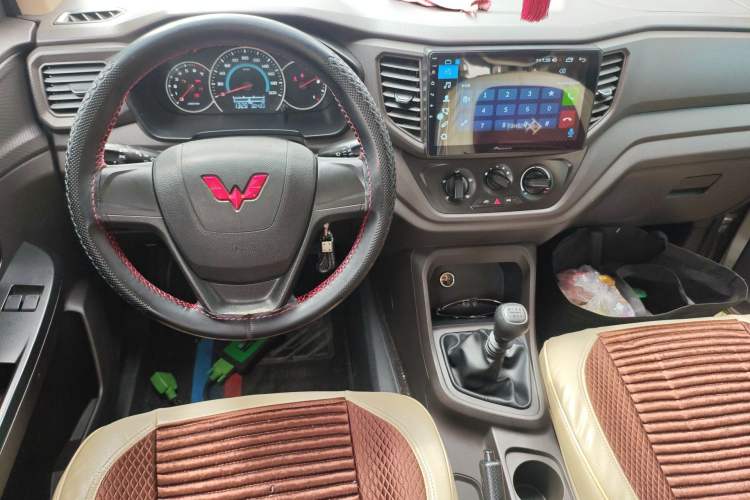 Used Wuling Hongguang V 2022 1.5L Enjoy Edition Electric-Powered LAR Center Console