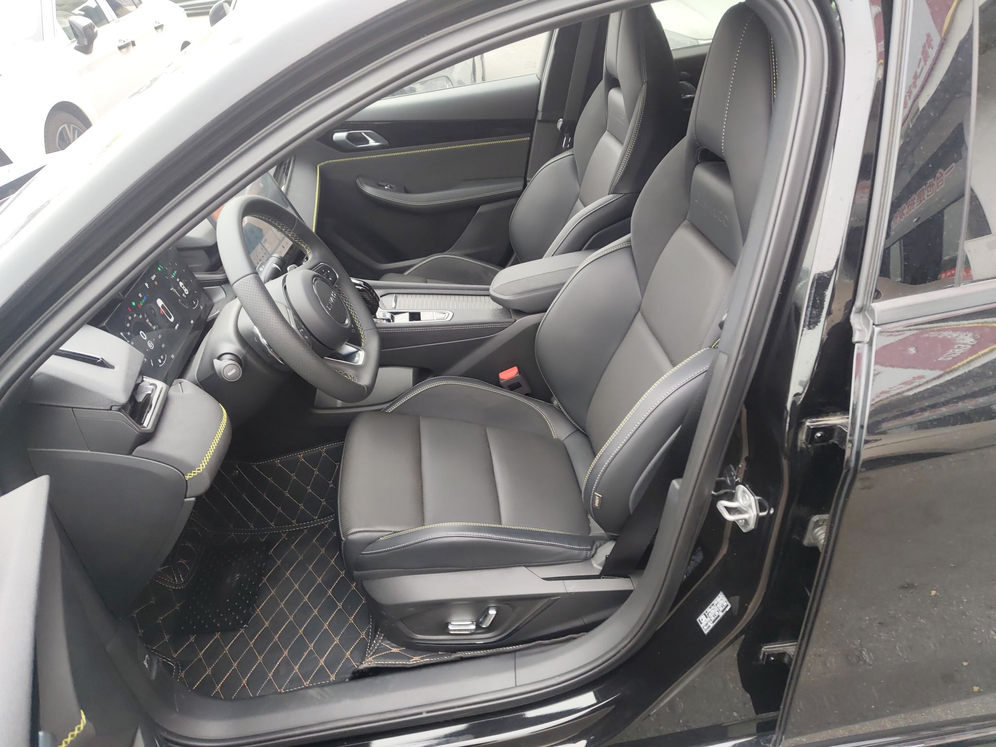 المقاعد الأمامية داخل السيارة