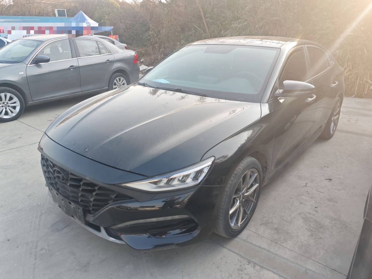 Под передней частью автомобиля