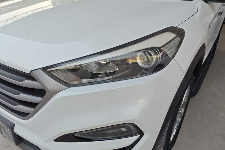 Used Hyundai Tucson 2015 1.6T Dual-Clutch Two-Wheel-Drive Smart Model Left Front Headlight