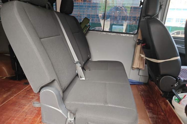 Used Iveco Daily 2022 2.5T A37 M1 Passenger Van 5-9 Seats Long Wheelbase Mid-Roof Design Dual Tires Side Sliding Doors
