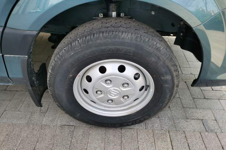 Used Foton Toano 2024 Tuyano Pro Multi-Function 2.0T Manual Rear-Drive Long Wheelbase Mid-Roof Design Single Rear Tire—Available in 5/6/7/9-Seater Configurations Right Front Wheel Hub