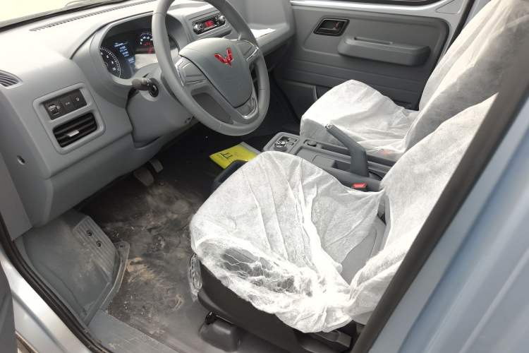 Used Wuling Yangguang 2024 300KM Comfort Version Passenger Van 75kW Left Front Seat