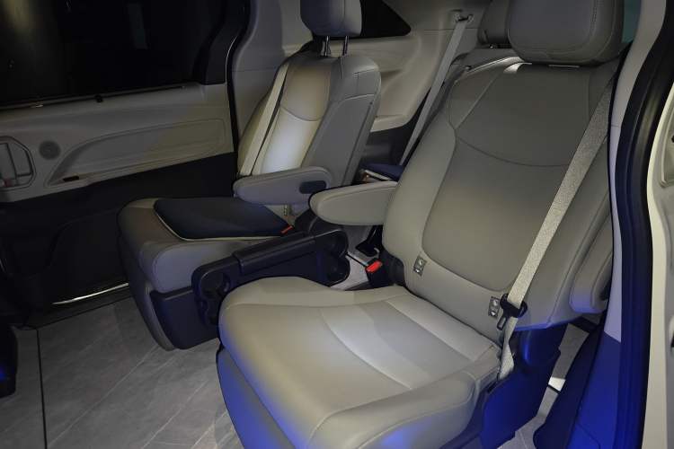 Used Toyota Granvia 2023 2.5L Hybrid Comfort Edition Left Rear Seat