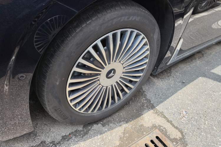 Used VOYAH Dream 2025 PHEV Four-Wheel-Drive Flagship Kunpeng Edition Left Front Wheel Hub