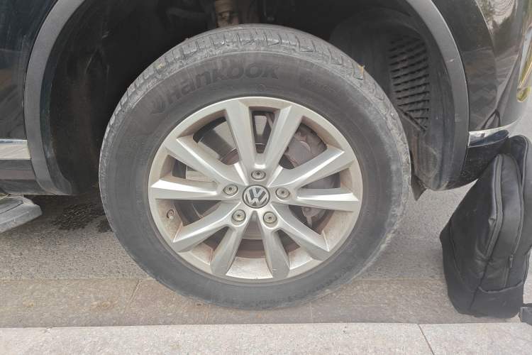 Used Volkswagen Touareg 2017 3.0 TSI Touareg Model Right Front Wheel Hub