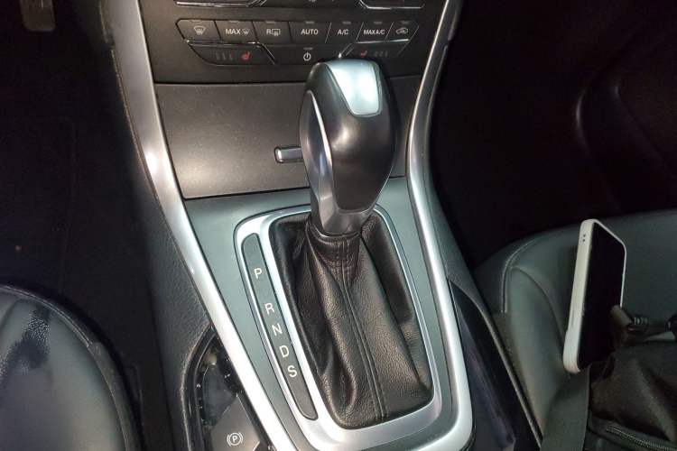 Used Ford Edge 2015 2.0T GTDi Two-Wheel-Drive High-Line Version