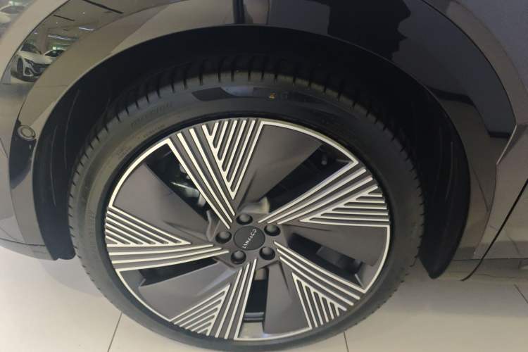 Used Lynk & Co 08 EM-P 2025 220 km All-Wheel-Drive Performance Halo
