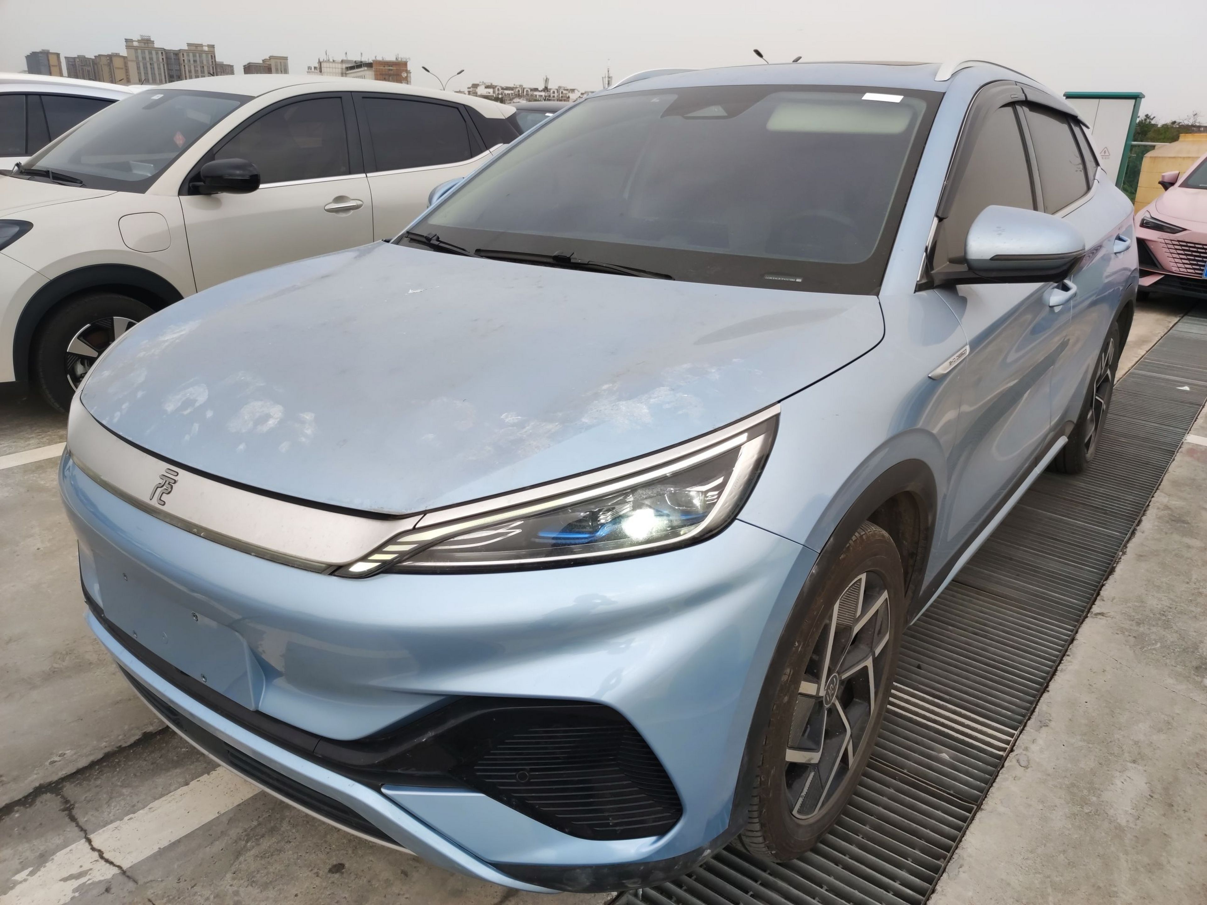 Под передней частью автомобиля