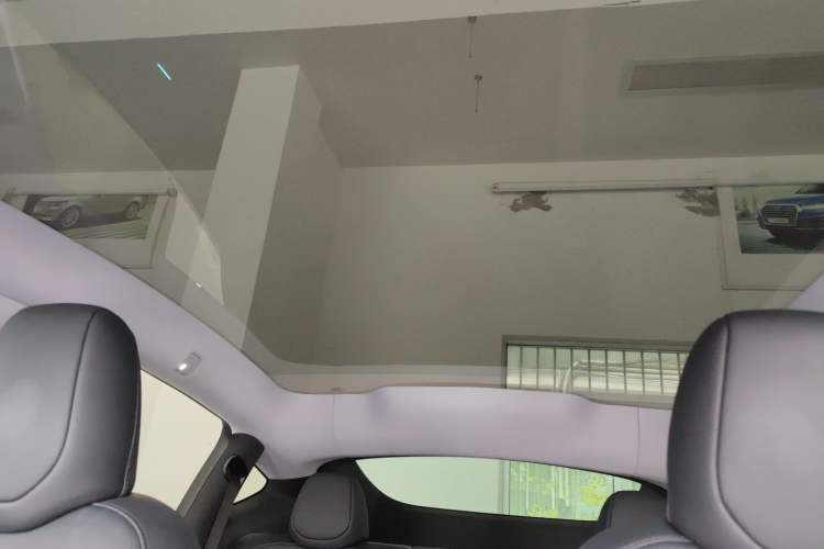 Used Tesla Model Y 2025 Long-Range All-Wheel-Drive Version
