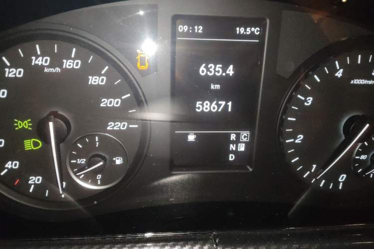 Used Mercedes-Benz Vito 2021 2.0T Business Version 7 Seats Odometer Close Up