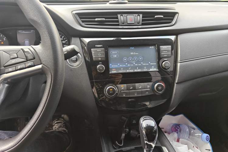 Used Nissan X-Trail 2017 2.0L CVT Comfort Edition 2WD Audio And AC Panel