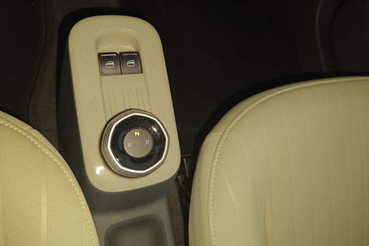 Used Geely Galaxy Panda 2023 Panda Mini New Year Edition Treasure Bear Gear Lever