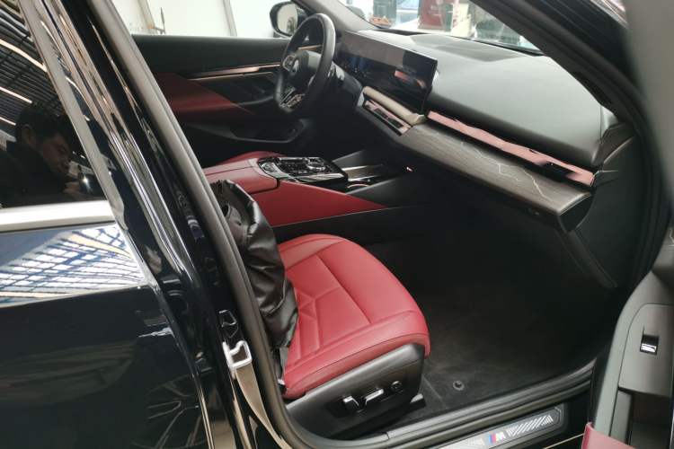 Used BMW 5 Series 2025 530Li Luxury Edition M Sport Package
