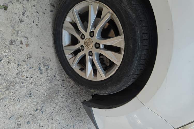 Used Baojun 730 2016 1.5T Manual Comfort Version 7 Seats Right Front Wheel Hub