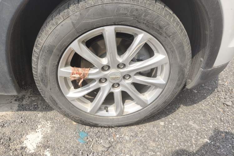 Used Cadillac XT4 2021 28T Two-Wheel Drive Tech Edition Right Front Wheel Hub