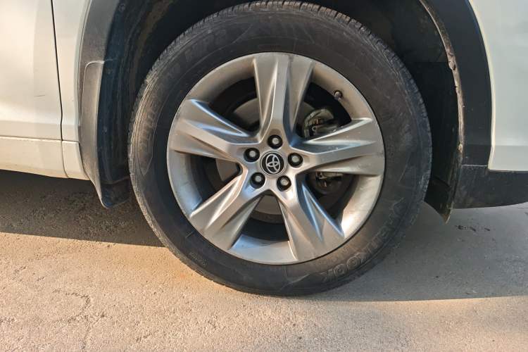 Used Toyota Highlander 2018 2.0T Four-Wheel Drive Luxury Version 7 Seats China VI Standard Right Front Wheel Hub