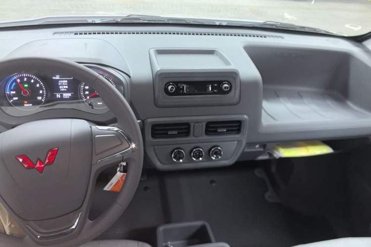 Used Wuling Yangguang 2024 300KM Comfort Version Passenger Van 75kW