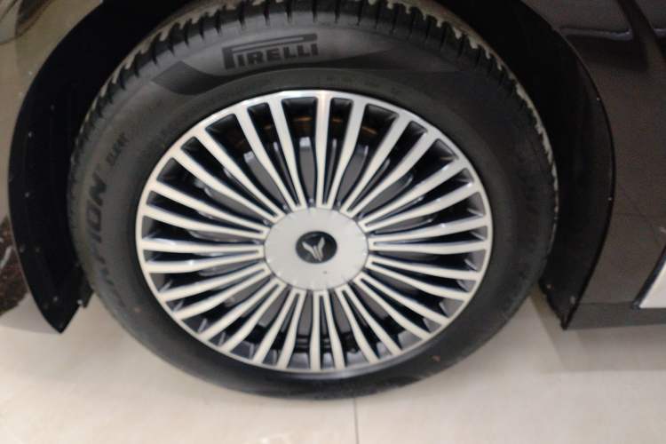 Used VOYAH Dream 2025 PHEV Four-Wheel-Drive Flagship Kunpeng Edition
