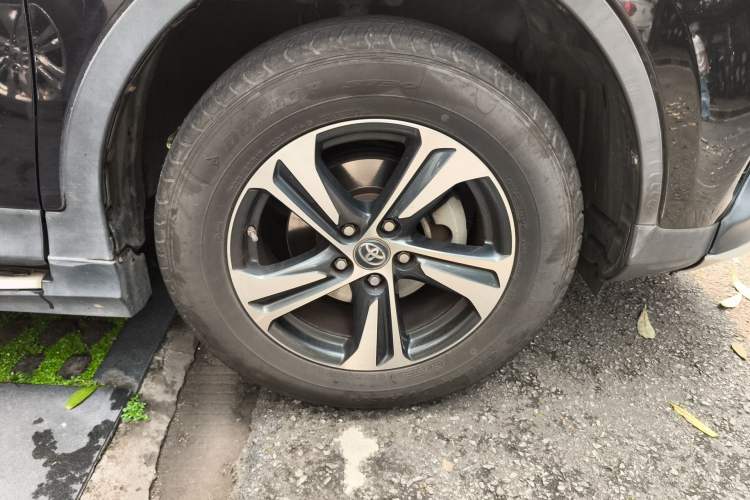 Used Toyota RAV4 2015 2.0L CVT Two-Wheel Drive Fashion Edition