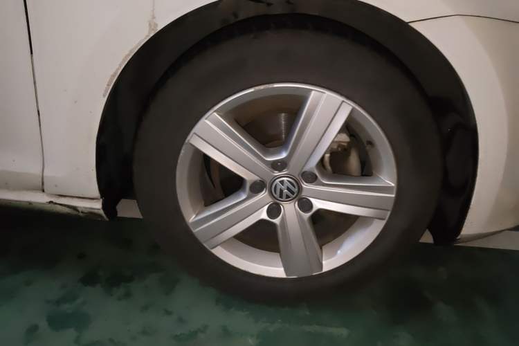 Used Volkswagen Golf 2015 1.4TSI Automatic Comfort Model Right Front Wheel Hub