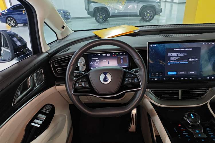 Used Denza D9 2025 DM-i Intelligent Drive 1020 Four-Wheel Drive Flagship Model
