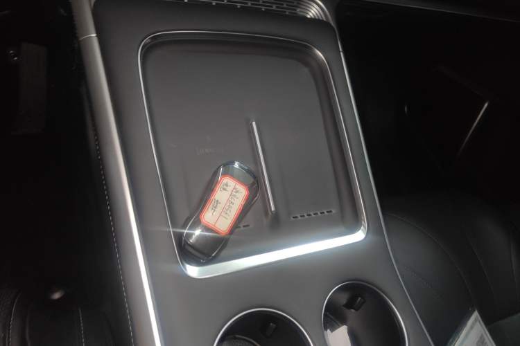 Used XPeng G9 2025 725 with Ultra-Long Range Max Gear Lever