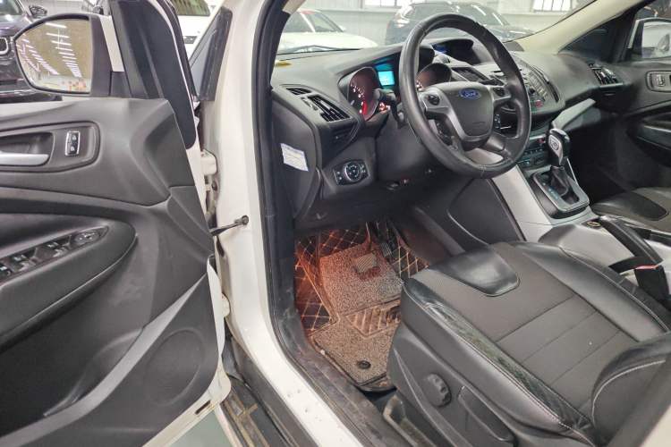 Used Ford Kuga 2013 1.6L GTDi Two-Wheel-Drive Trend Model Driver Seat