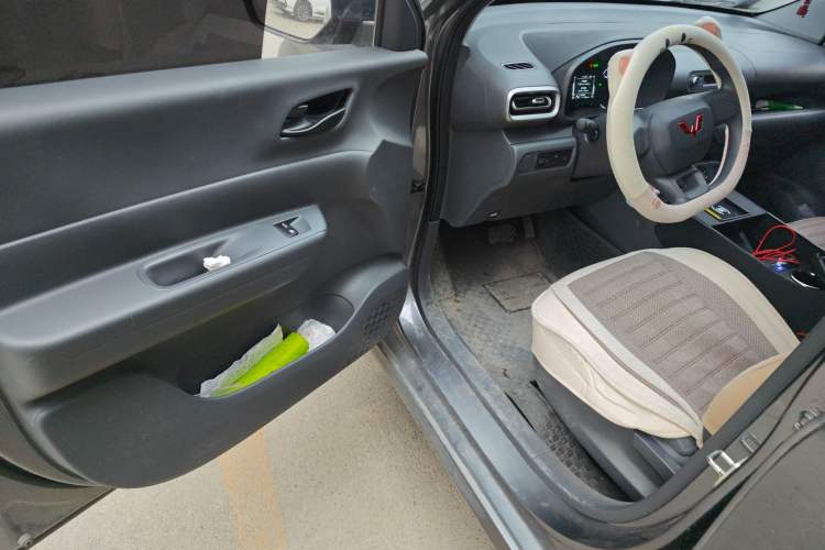 Used Wuling Hongguang New Energy 2025 Extended-Range Hybrid 50 km Utility Version Driver Seat