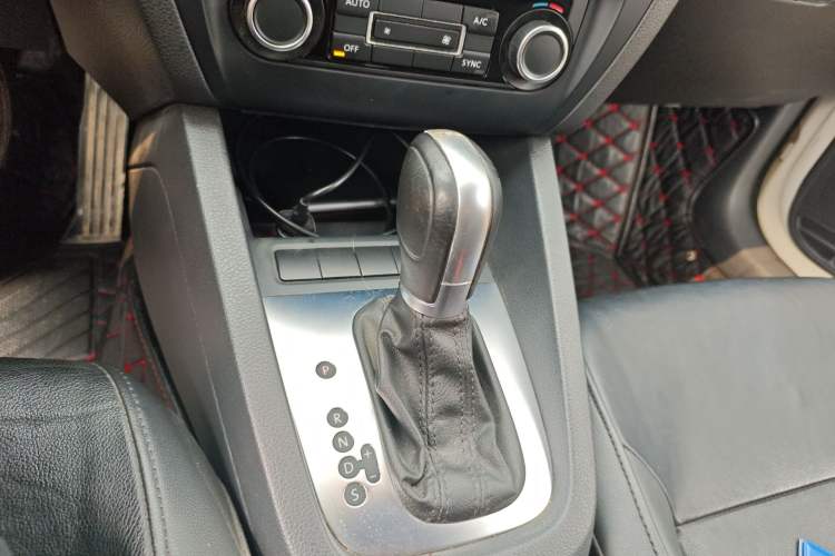 Used Volkswagen Sagitar 2014 1.4TSI Automatic Luxury Model Gear Lever